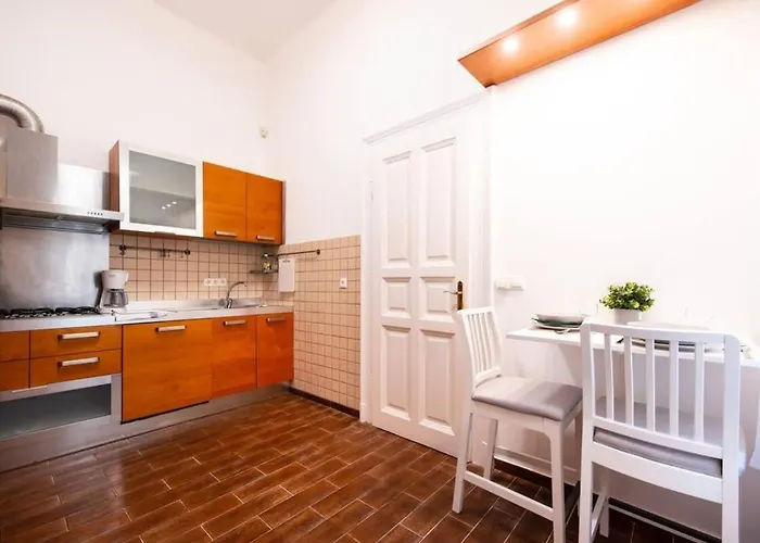 Very Convenient Large Ac Place Daire *