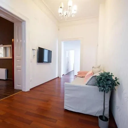 Very Convenient Large Ac Place Будапешт