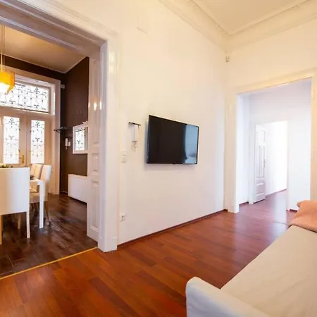 Very Convenient Large Ac Place