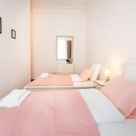 Very Convenient Large Ac Place Daire Budapeşte